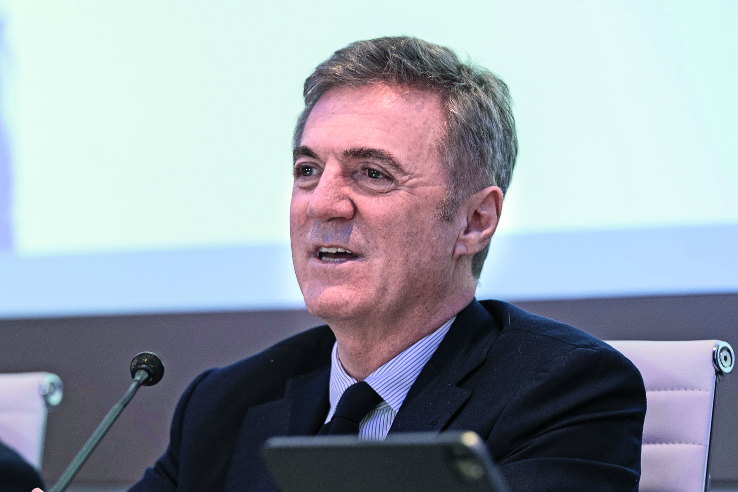 Enel, strategia sostenibile per un Gruppo snello e redditizio Enel, strategia sostenibile per un Gruppo snello e redditizio