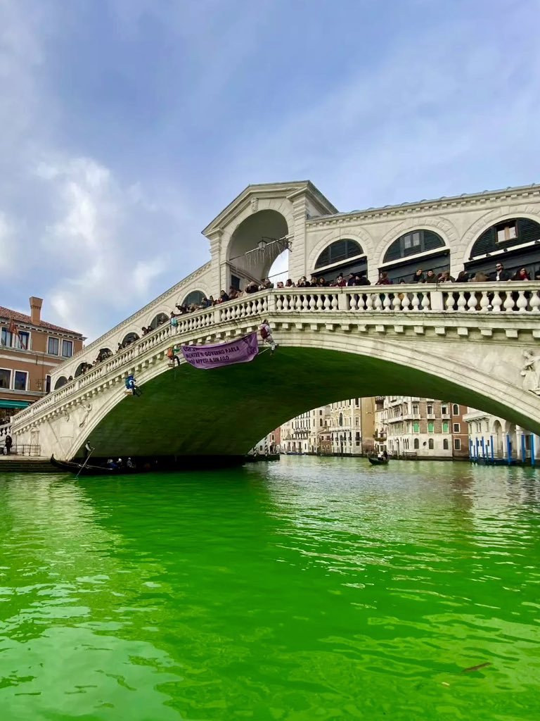Roma, Milano, Venezia: le acque si colorano di verde. Colpa degli attivisti Roma, Milano, Venezia: le acque si colorano di verde. Colpa degli attivisti