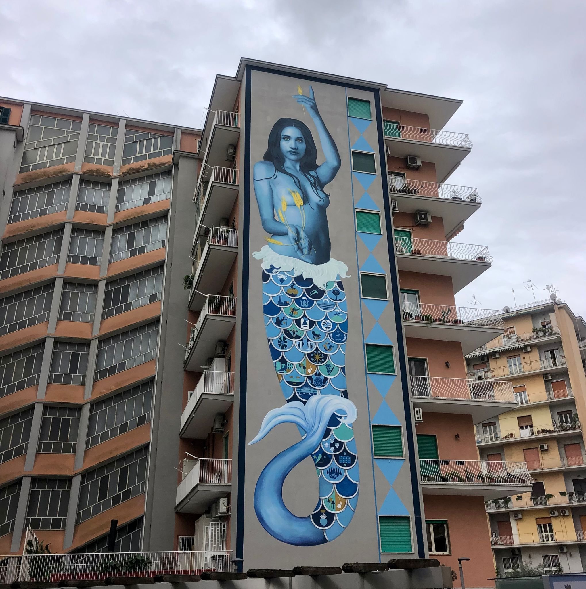 Voiello con il murale di Partenope illumina Napoli