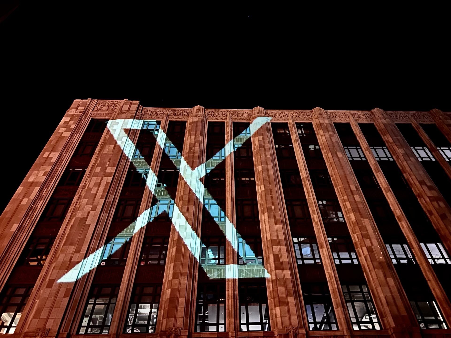 Addio Twitter, inizia l’era di X. Lo vuole Elon Musk Addio Twitter, inizia l’era di X. Lo vuole Elon Musk
