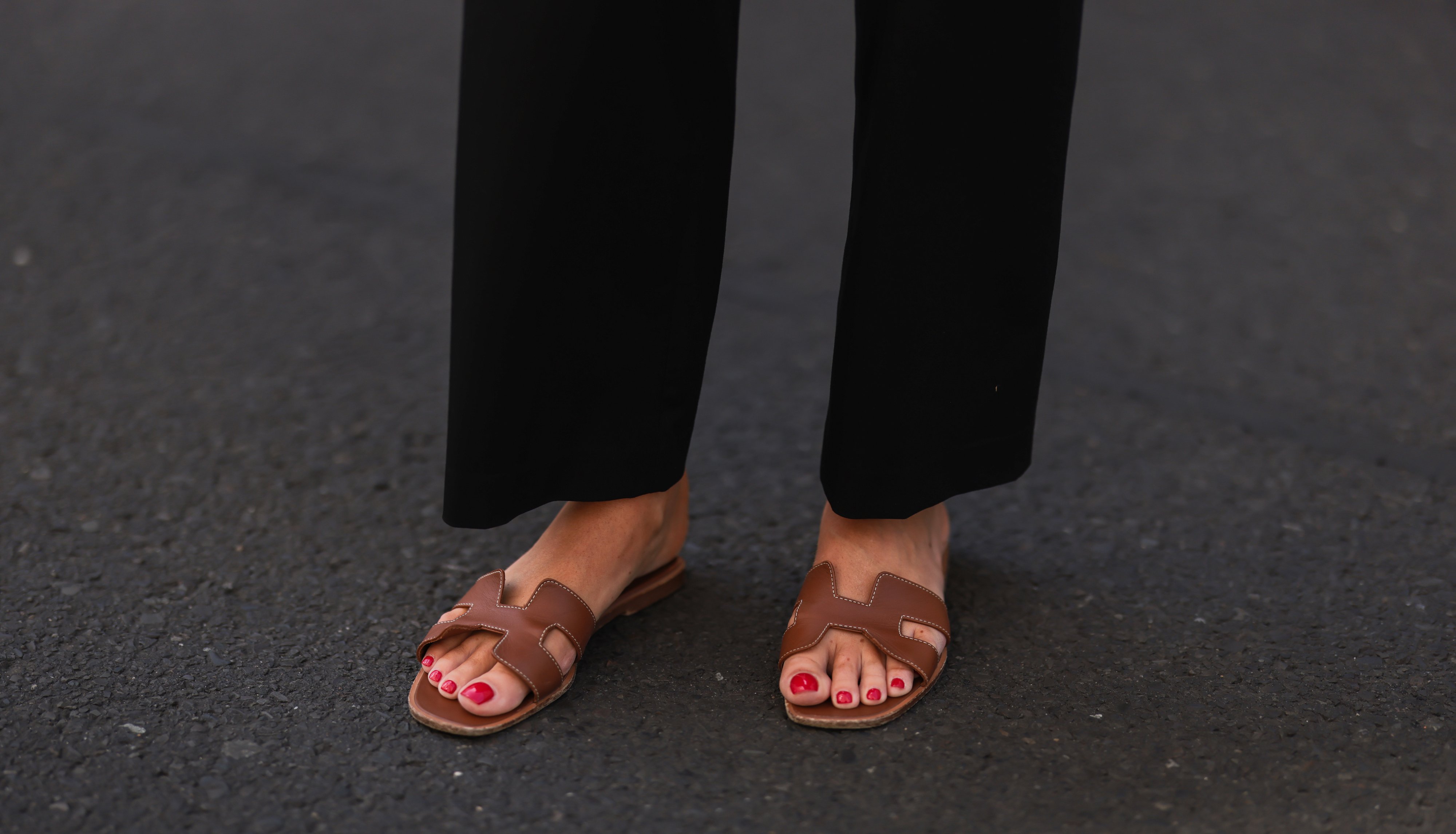 Sandali bassi: l’accessorio ideale per uno stile quiet luxury