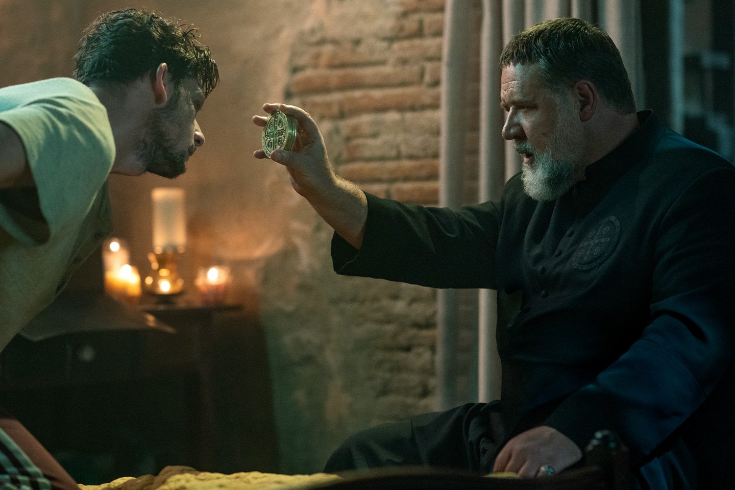 L’esorcista del Papa, Russell Crowe prete in Vespa alla Dan Brown