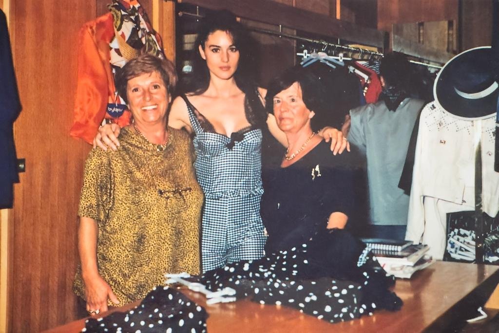 Fu la prima a «vestire» Monica Bellucci, premiata Pina Alberti Fu la prima a «vestire» Monica Bellucci, premiata Pina Alberti