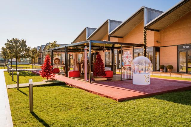 Le strade dei grandi mall si animano con la magia del Natale