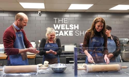 William e Kate tornano in Galles tra dolci, tradizioni e qualche frecciatina William e Kate tornano in Galles tra dolci, tradizioni e qualche frecciatina