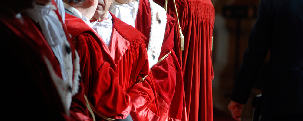 Toga non mangia toga: ecco perché i magistrati non pagano mai