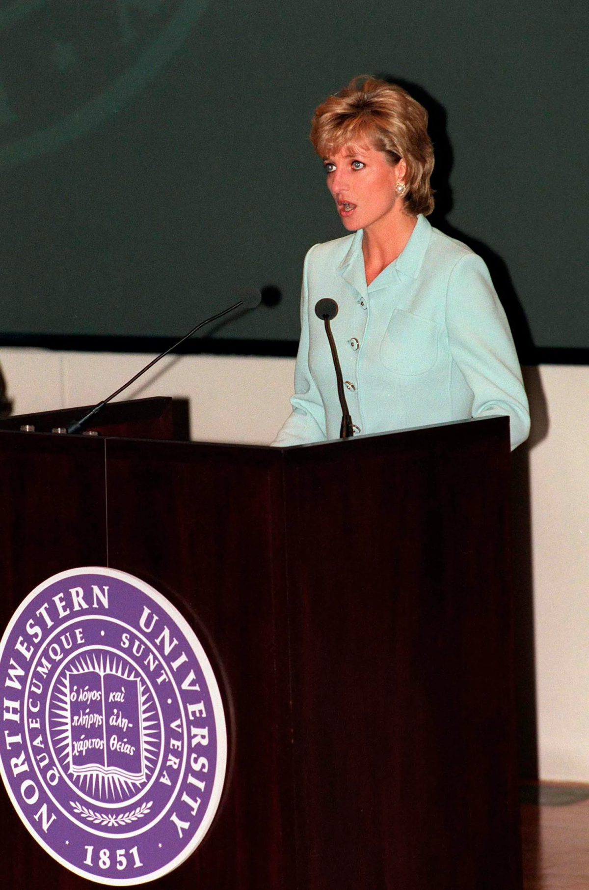 Galleria foto 'Meghan Markle copia spudoratamente Lady Diana. Ed è sommersa di critiche' - foto 3