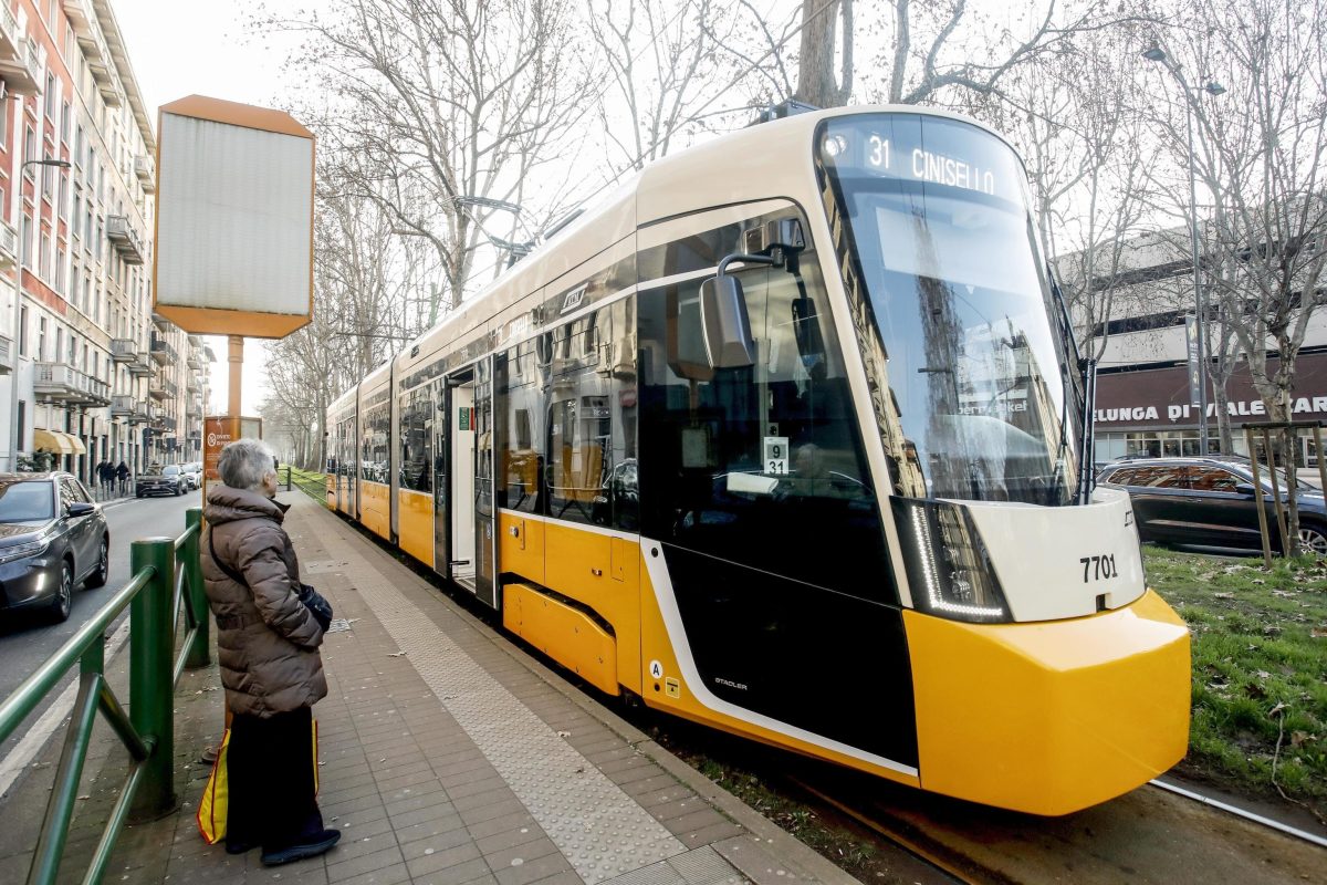 No alle auto e meno mezzi pubblici, il paradosso dell’amministrazione Sala
