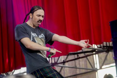 Tommy Cash, chi è il cantante del brano che ha fatto scandalo in Italia “Espresso Macchiato”