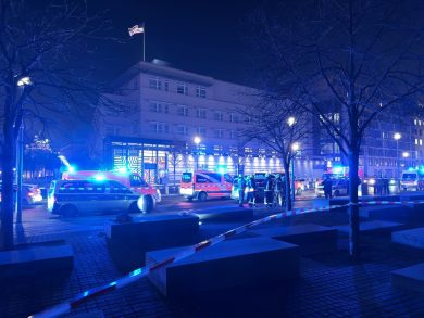 Attacco al Memoriale dell’Olocausto di Berlino: uomo gravemente ferito