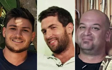 Gli ostaggi liberati Sagui, Yair e Sasha tornano in Israele dopo 498 giorni di prigionia