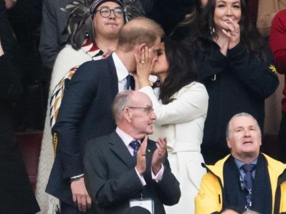 Meghan Markle, il bacio a Harry d’Inghilterra è un messaggio al mondo (e a Trump) – Foto