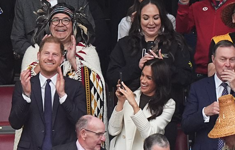 Meghan Markle, il bacio a Harry d’Inghilterra è un messaggio al mondo (e a Trump) – Foto