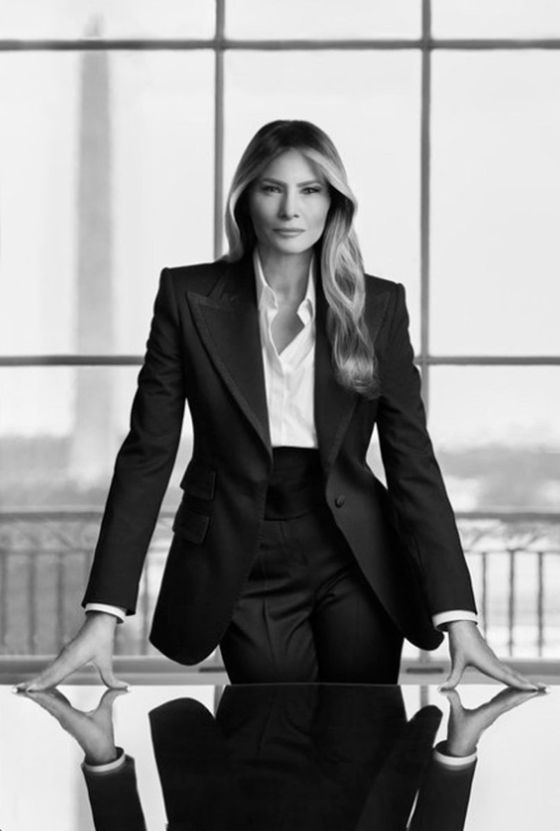 Cosa c’è dietro il ritratto ufficiale di Melania Trump