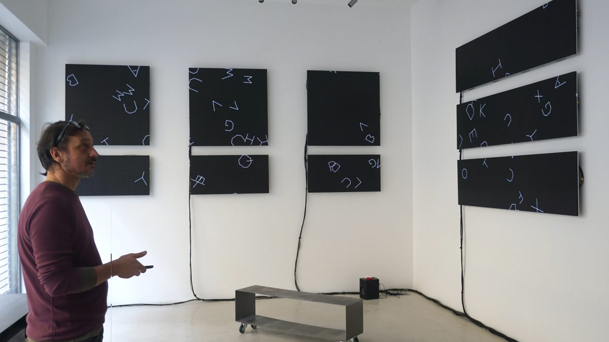 Galleria foto '“Superconnection”, a Milano la mostra interattiva che riflette sulla dipendenza da smartphone' - foto 3