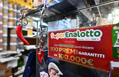 Vince 88 milioni al SuperEnalotto e la (quasi ex) moglie ne vuole la metà