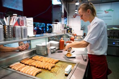 Volkswagen vende più salsicce che auto: il Currywurst batte Golf e Maggiolino