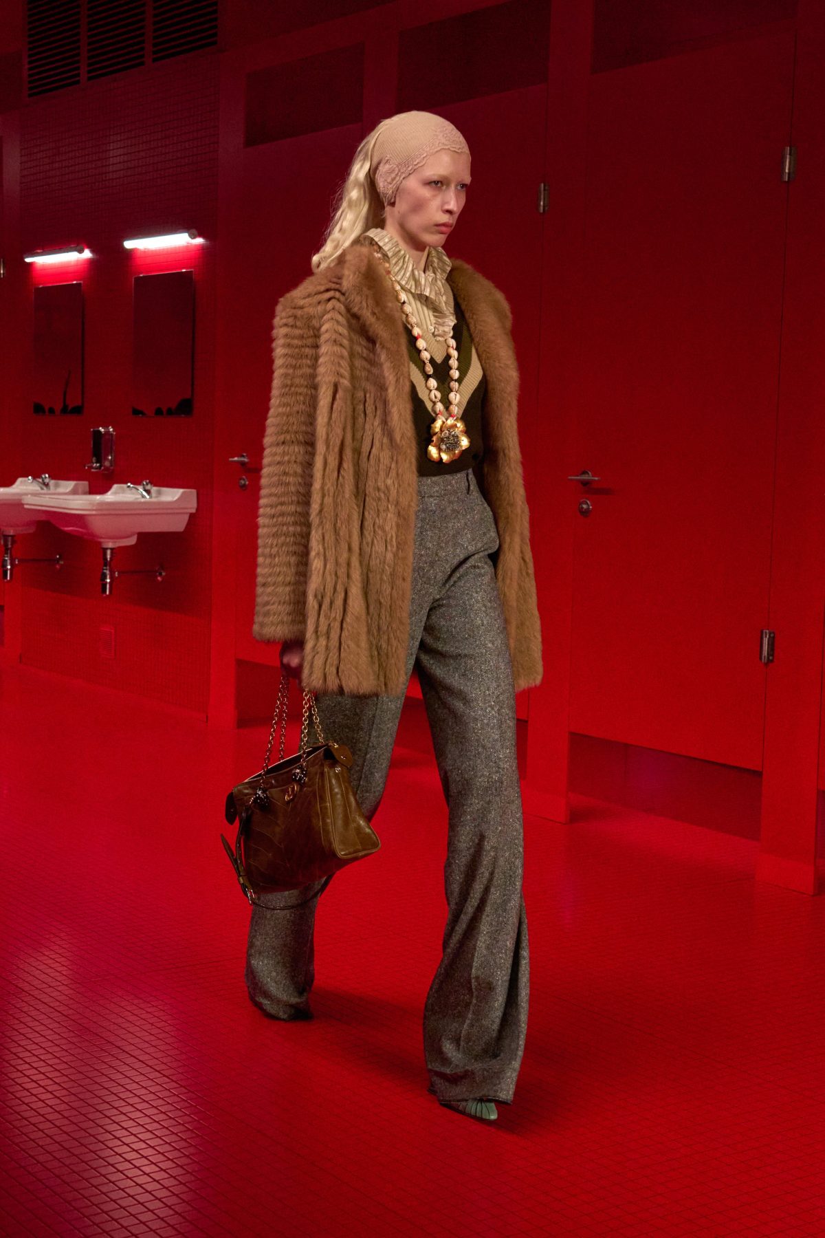 Galleria foto 'Paris Fashion Week: Valentino sfila in una toilette pubblica' - foto 9