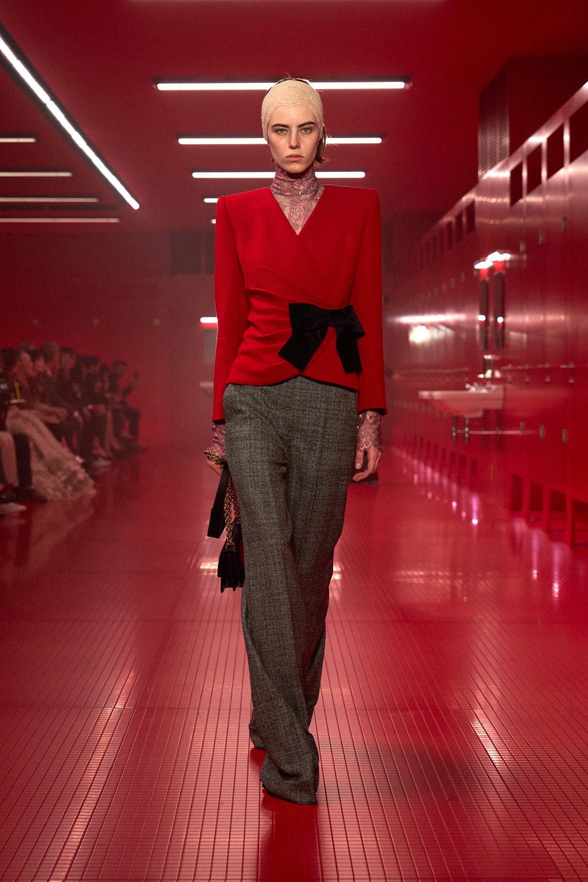 Galleria foto 'Paris Fashion Week: Valentino sfila in una toilette pubblica' - foto 7