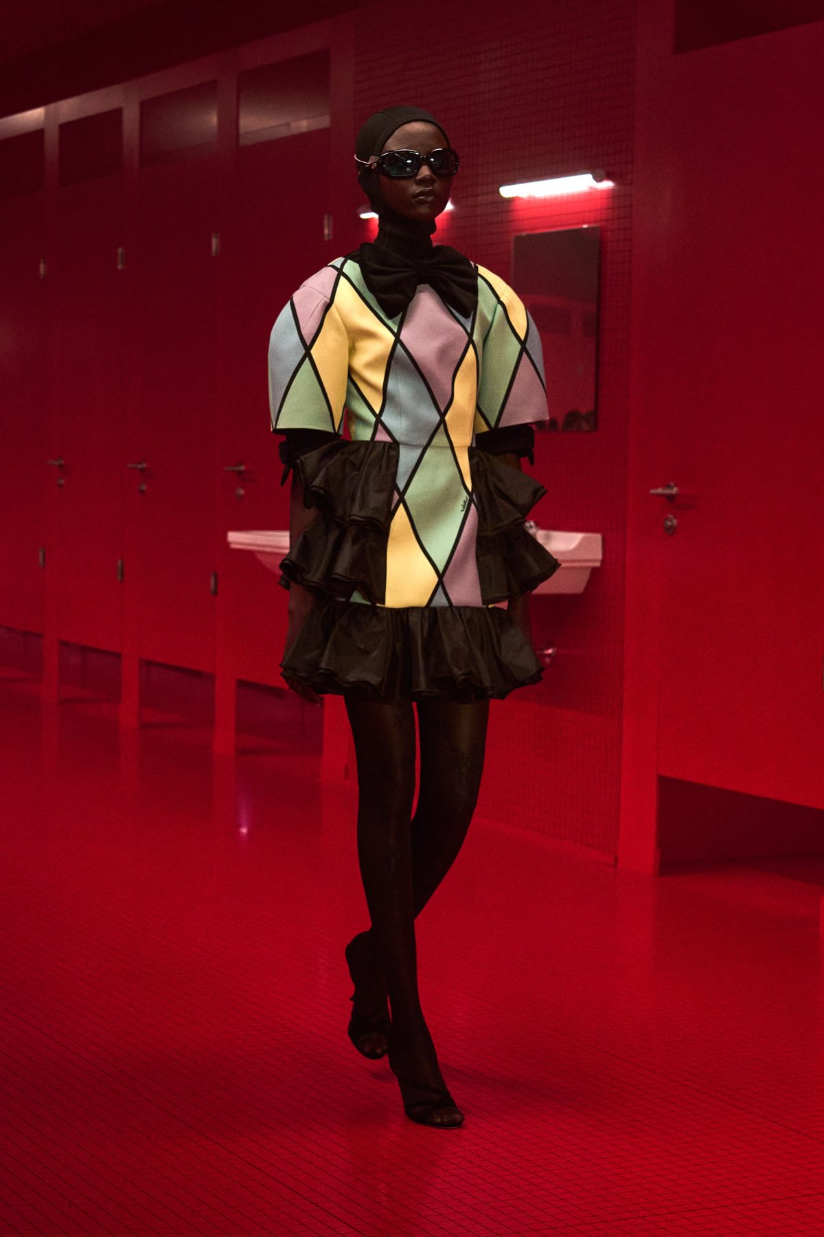 Galleria foto 'Paris Fashion Week: Valentino sfila in una toilette pubblica' - foto 6