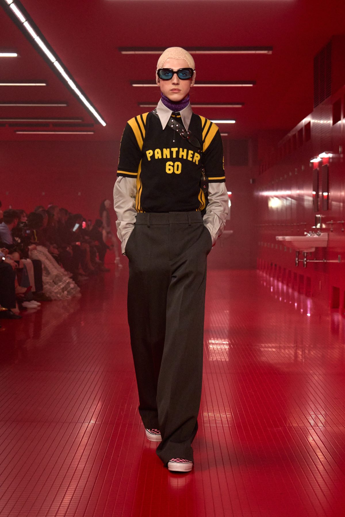 Galleria foto 'Paris Fashion Week: Valentino sfila in una toilette pubblica' - foto 2