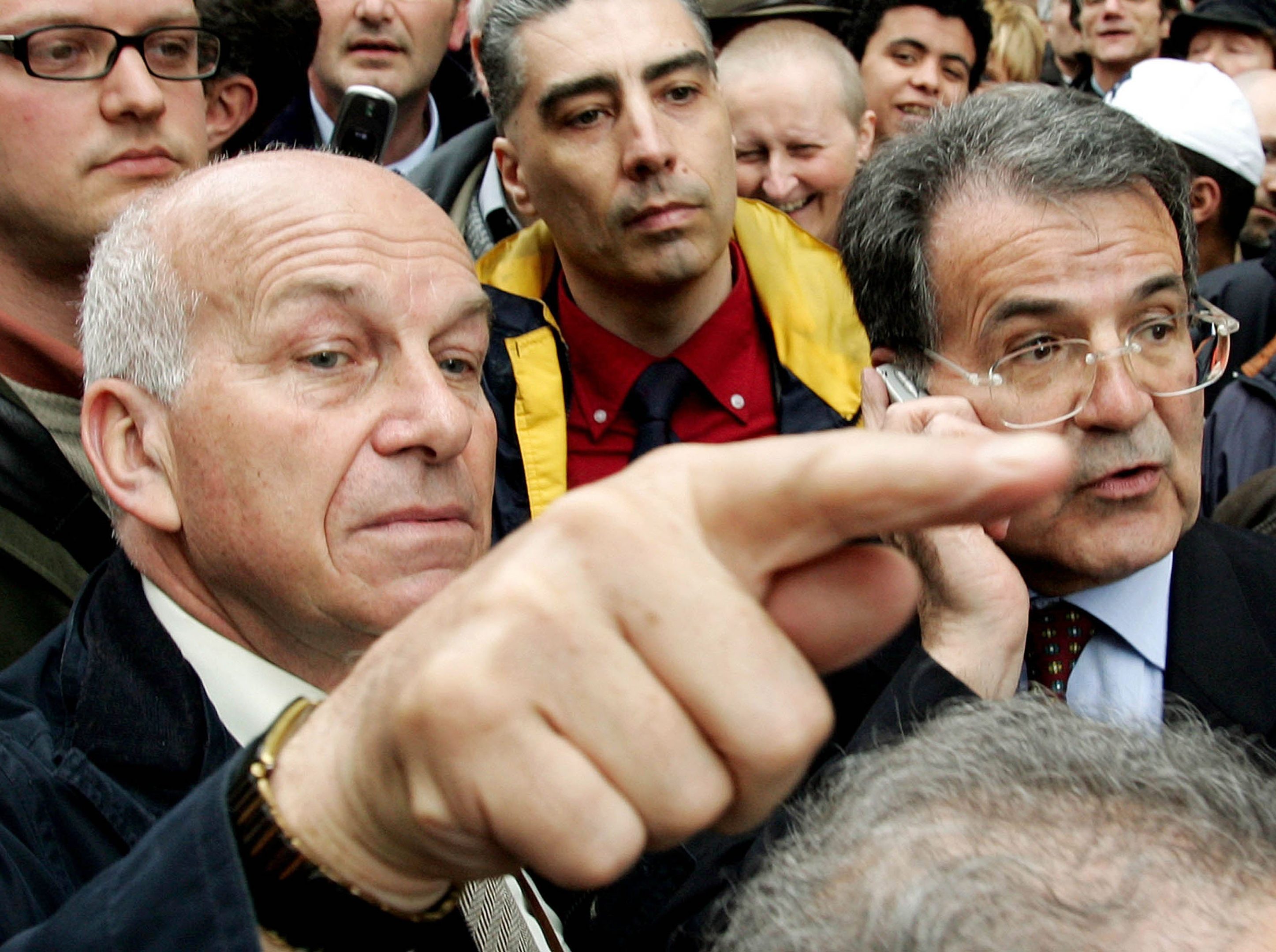 I democratici Prodi e Bertinotti tirano libri e insulti alla destra