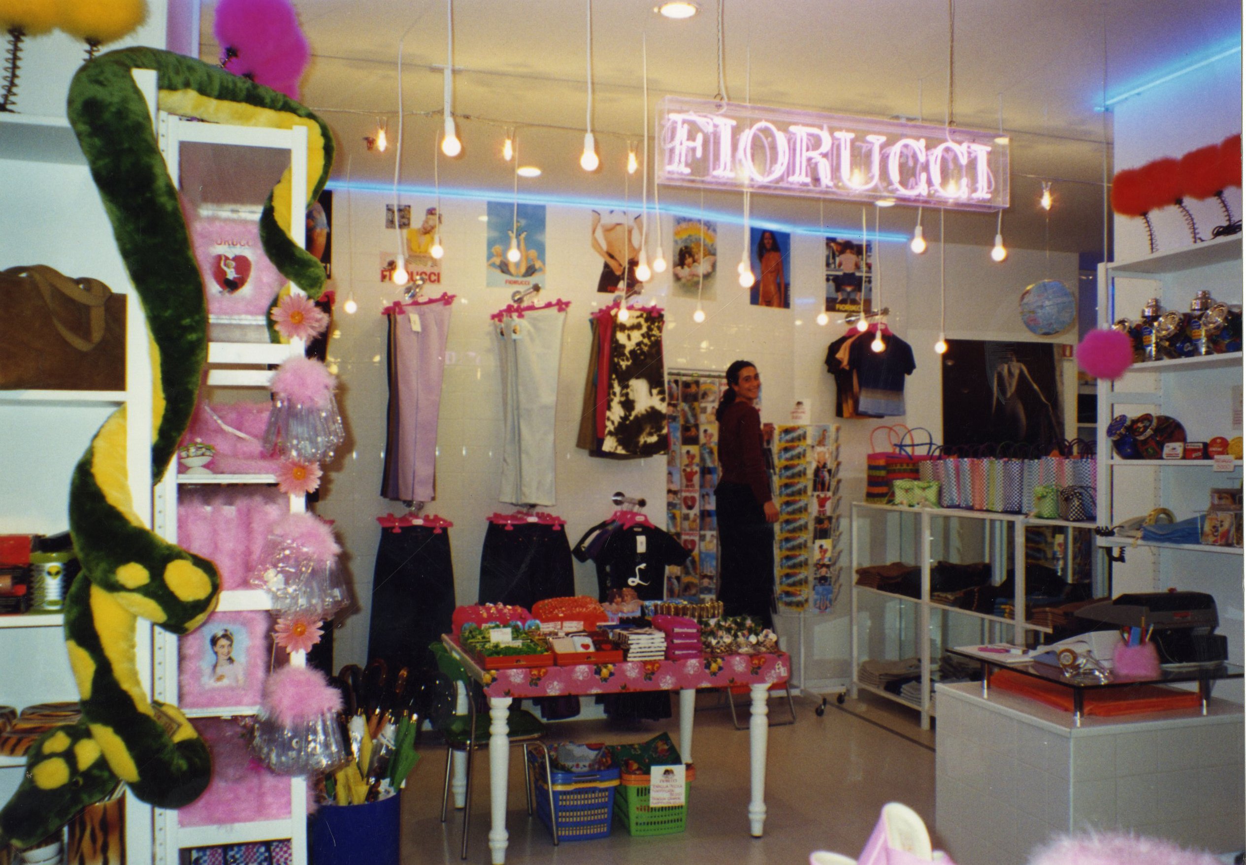 Fiorucci torna in San Babila con un pop-up virtuale: l’omaggio alla storica boutique di Milano