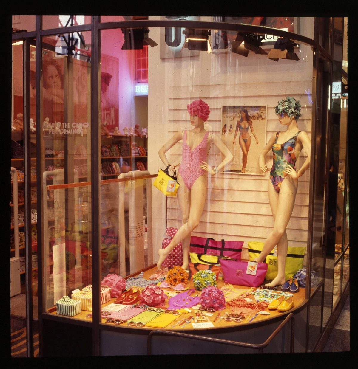 Galleria foto 'Fiorucci torna in San Babila con un pop-up virtuale: l’omaggio alla storica boutique di Milano' - foto 5