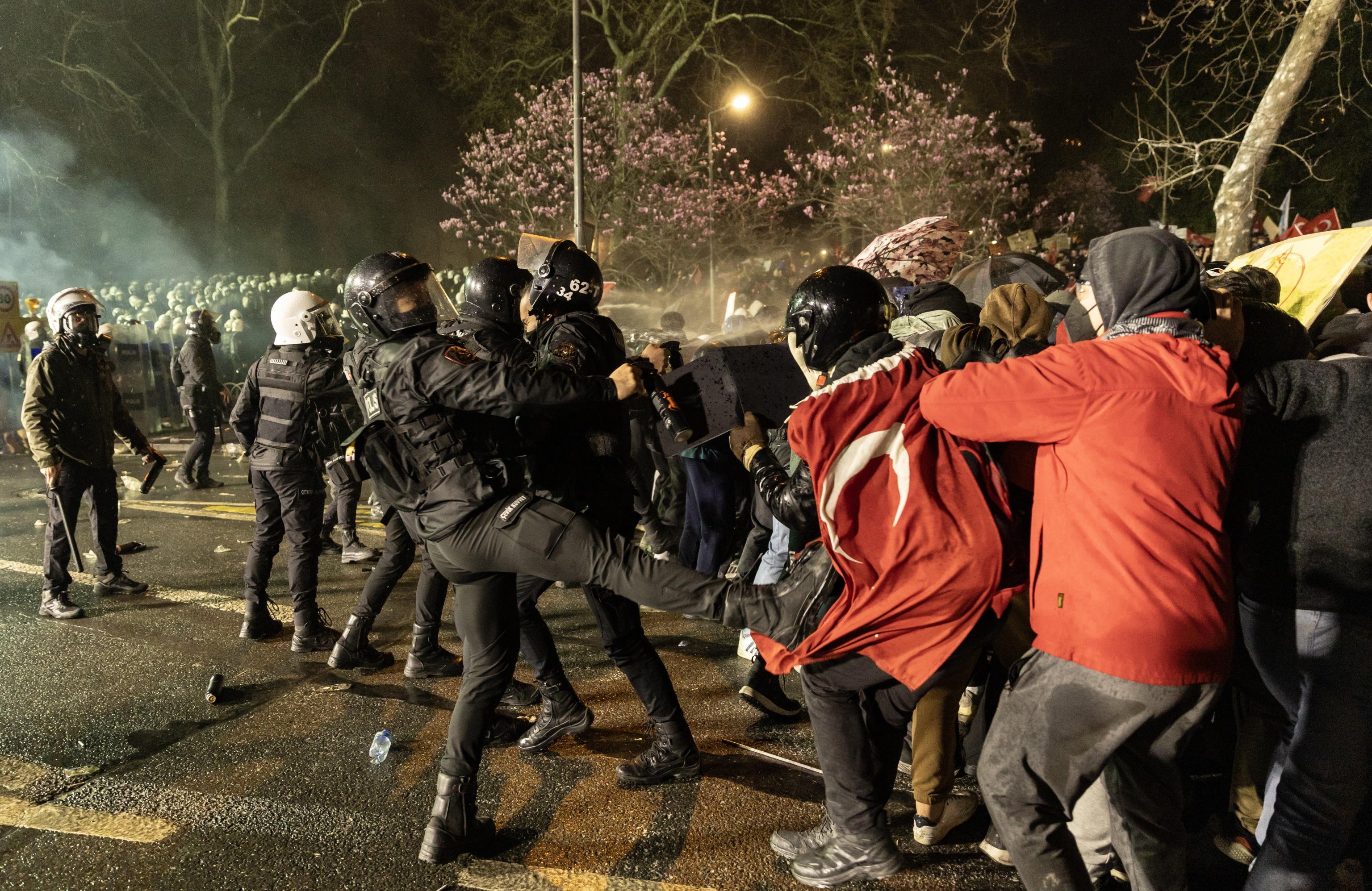 Turchia, dopo l’arresto dell’oppositore di Erdogan 15 milioni di turchi lo votano alle primarie