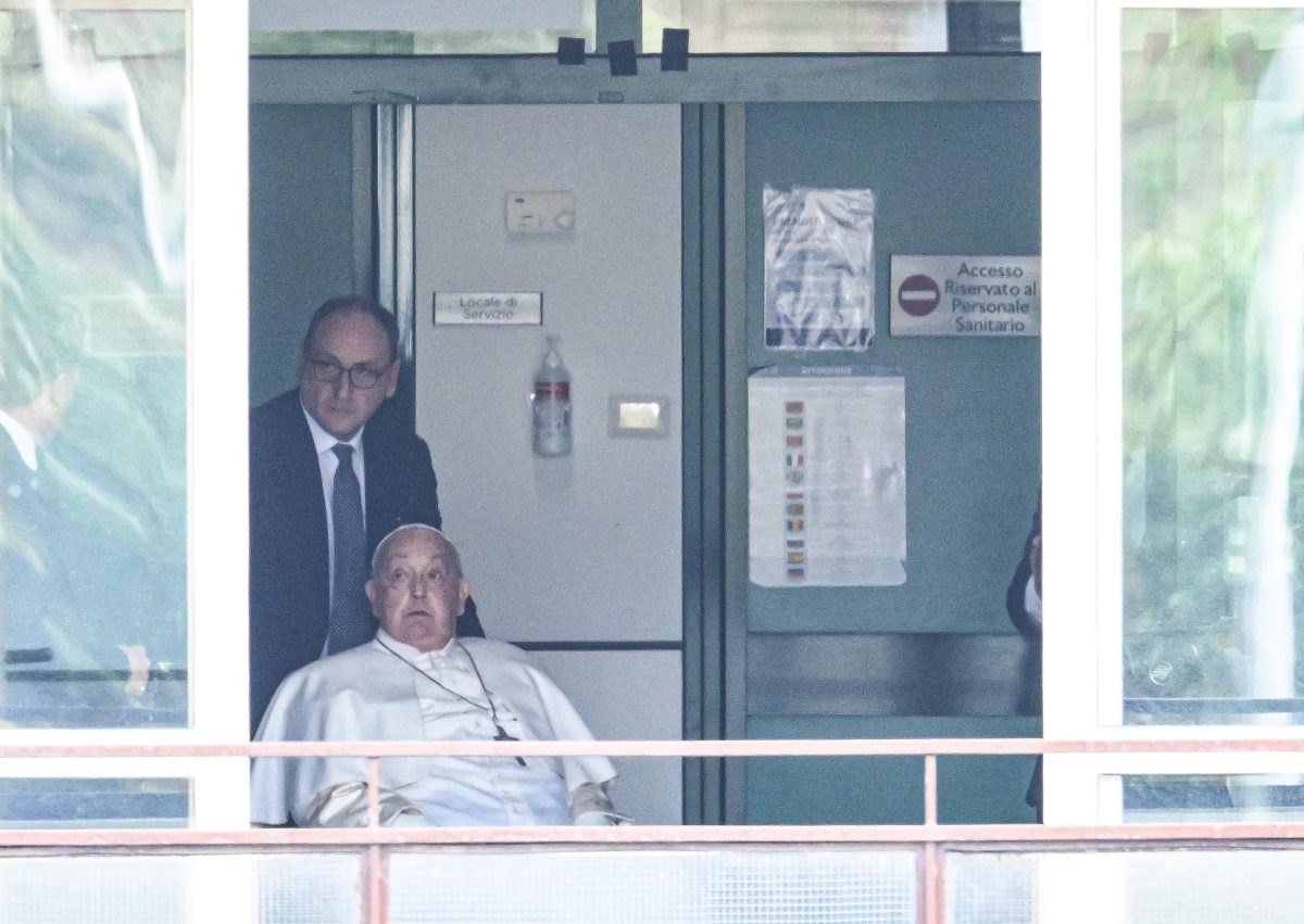 Galleria foto 'Papa Francesco saluta i fedeli e torna in Vaticano. Ecco le foto' - foto 2