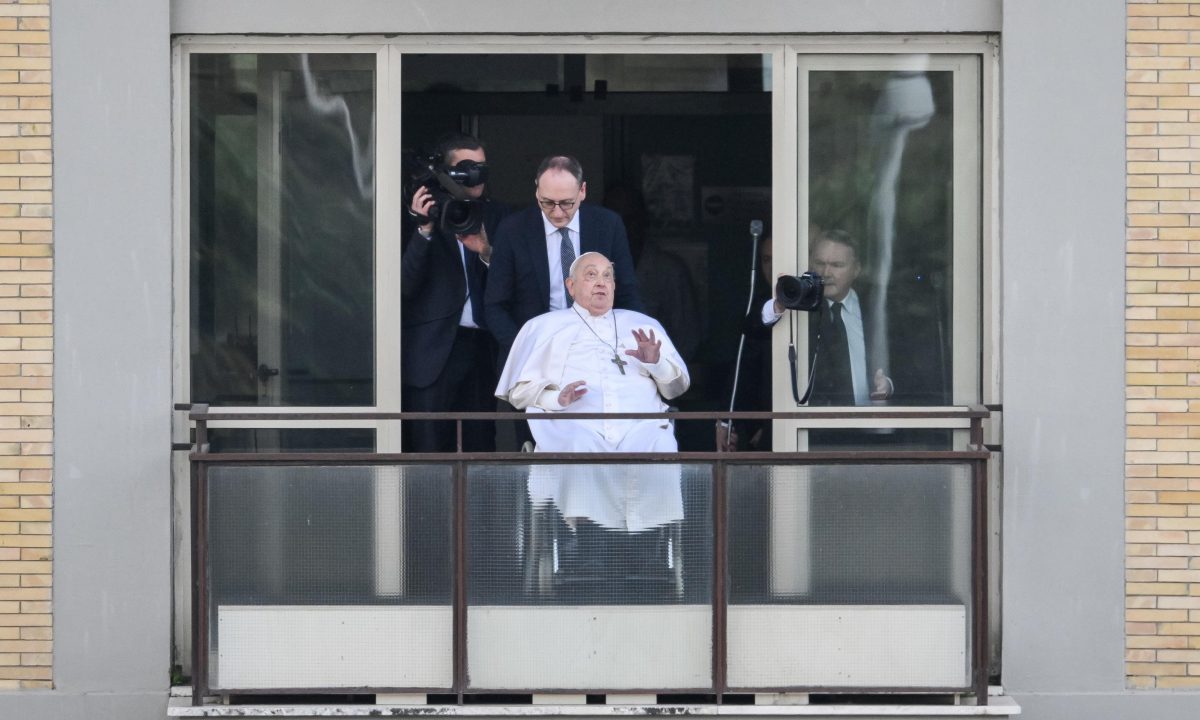 Galleria foto 'Papa Francesco saluta i fedeli e torna in Vaticano. Ecco le foto' - foto 3