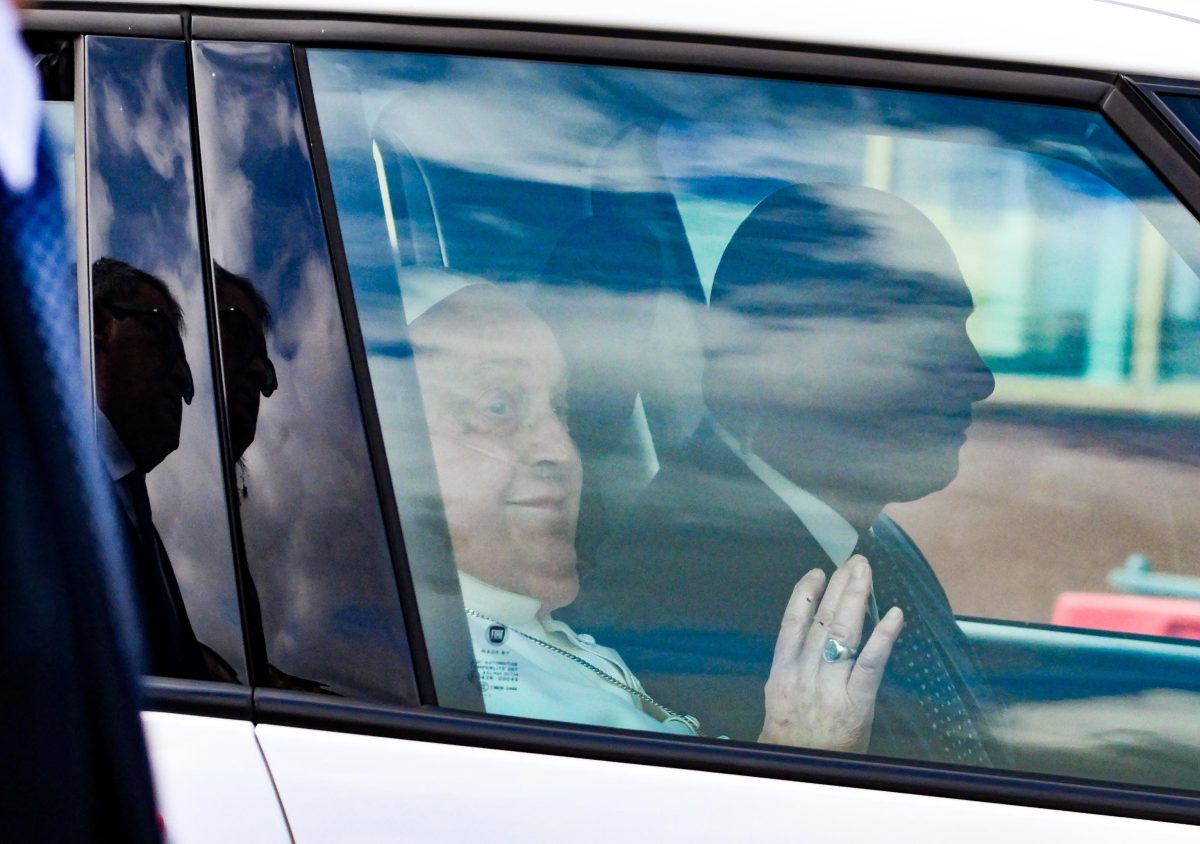 Galleria foto 'Papa Francesco saluta i fedeli e torna in Vaticano. Ecco le foto' - foto 6