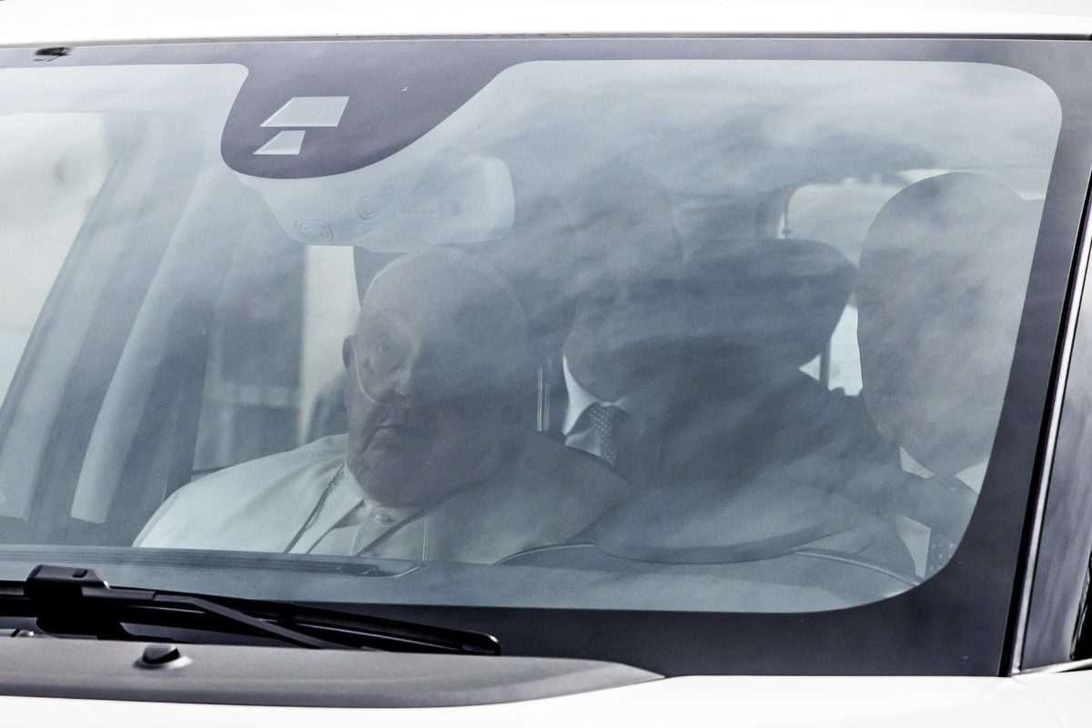 Galleria foto 'Papa Francesco saluta i fedeli e torna in Vaticano. Ecco le foto' - foto 8