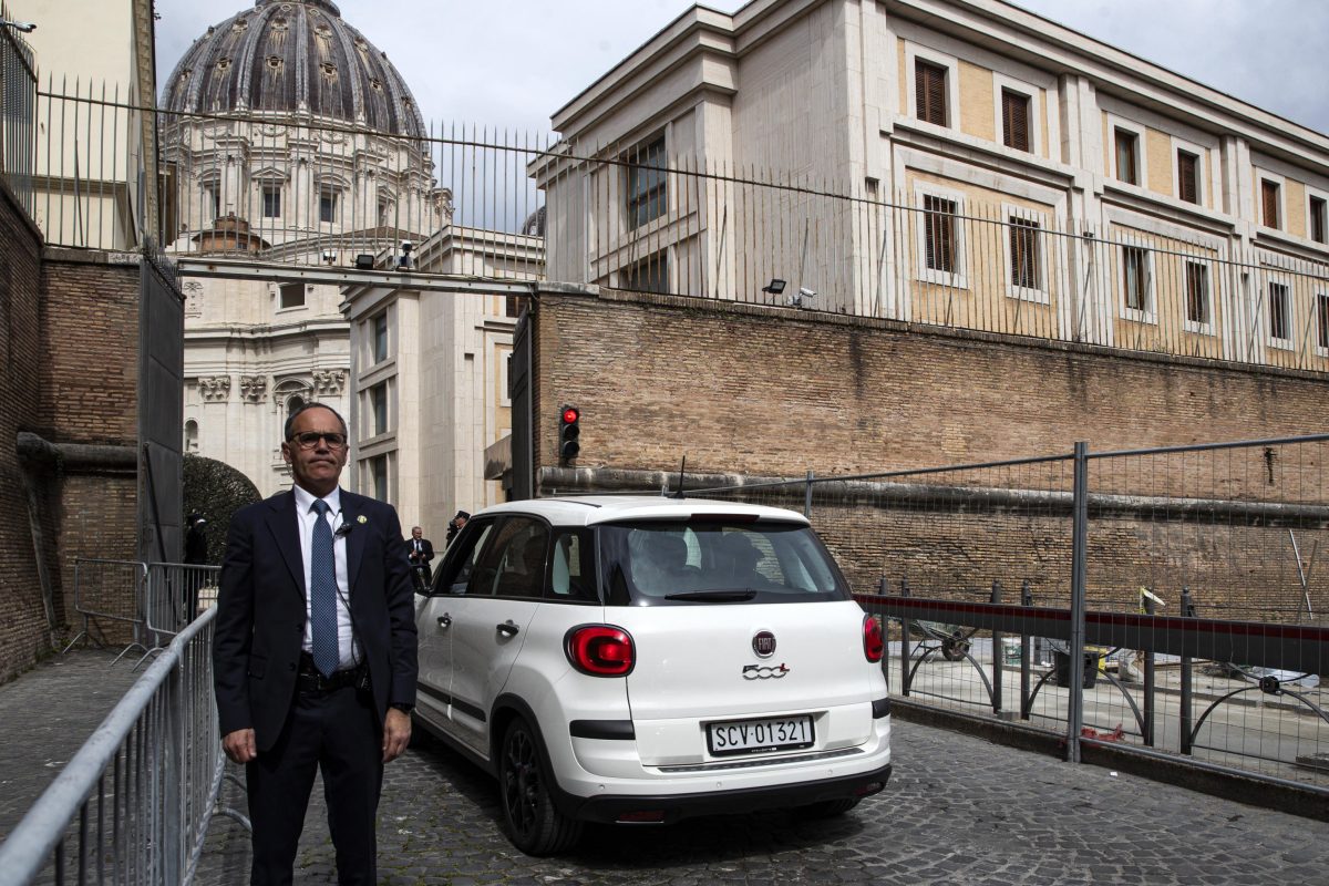 Galleria foto 'Papa Francesco saluta i fedeli e torna in Vaticano. Ecco le foto' - foto 9