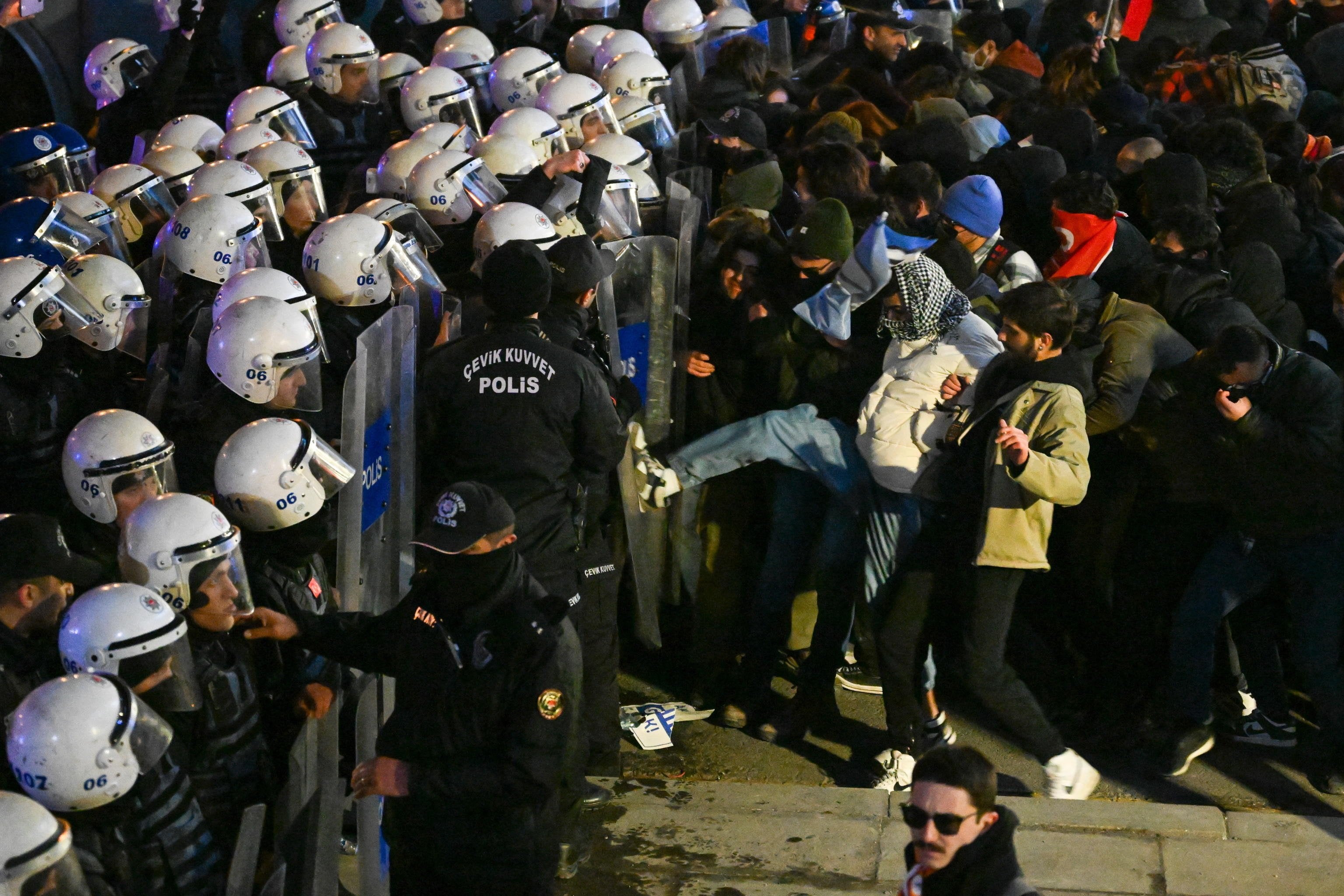 Turchia, notte di proteste dopo l’arresto dell’oppositore di Erdogan