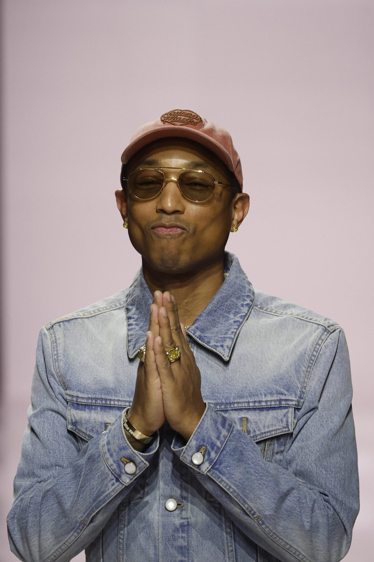 Pharrell Williams compie 51 anni: icona pop tra musica, moda e beauty