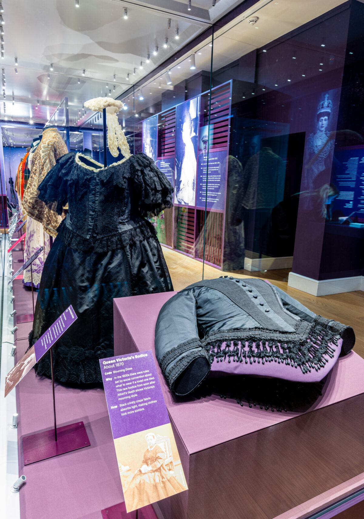A Kensington Palace una mostra racconta cinque secoli di moda reale