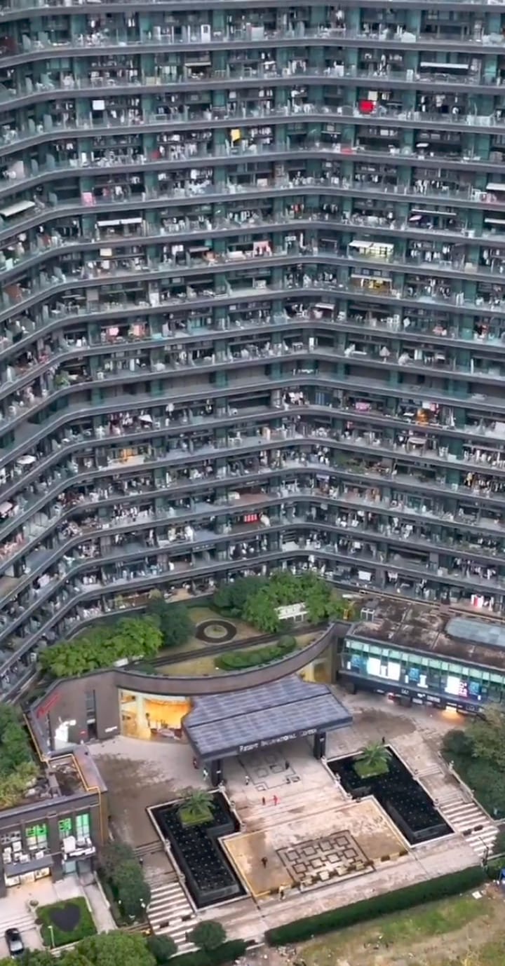 Vivere senza uscire di casa: dentro il maxi-condominio cinese grande come una città