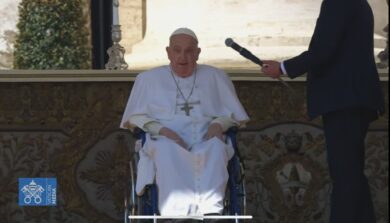 Papa Francesco saluta i fedeli apparendo a sorpresa in Piazza San Pietro