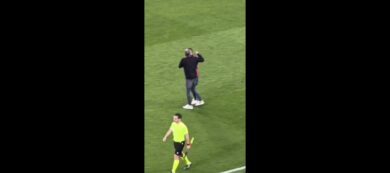 Barcellona, Raphinha furioso contro l’arbitro dopo il pareggio col Betis: fermato da Flick e Ter Stegen