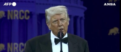 Trump sui dazi: «Mi baciano il c… per chiedere un accordo»