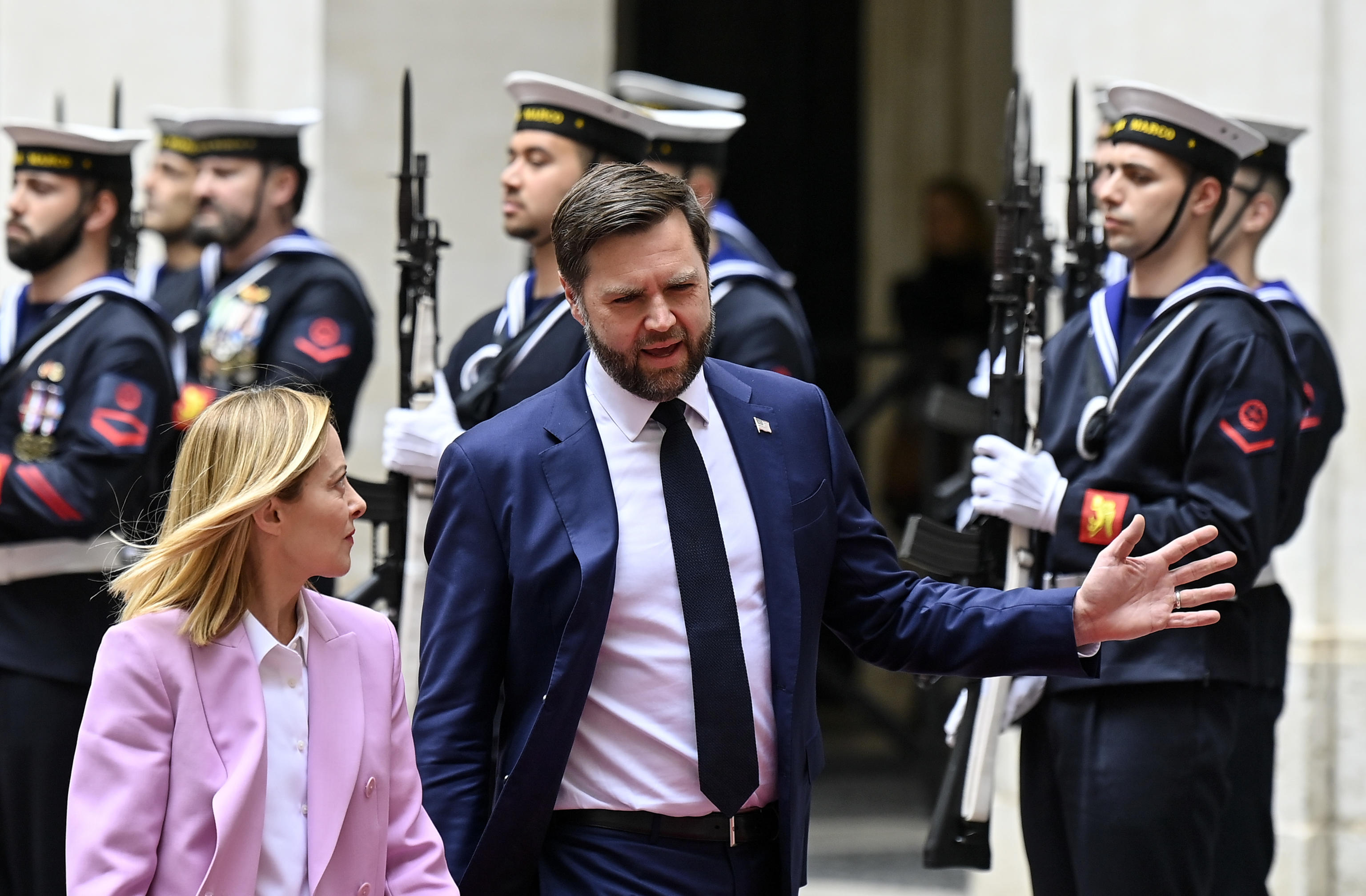 Giorgia Meloni da Panorama.it Giorgia Meloni dopo Donald Trump Jd Vance Così costruisce il rapporto speciale con gli Usa