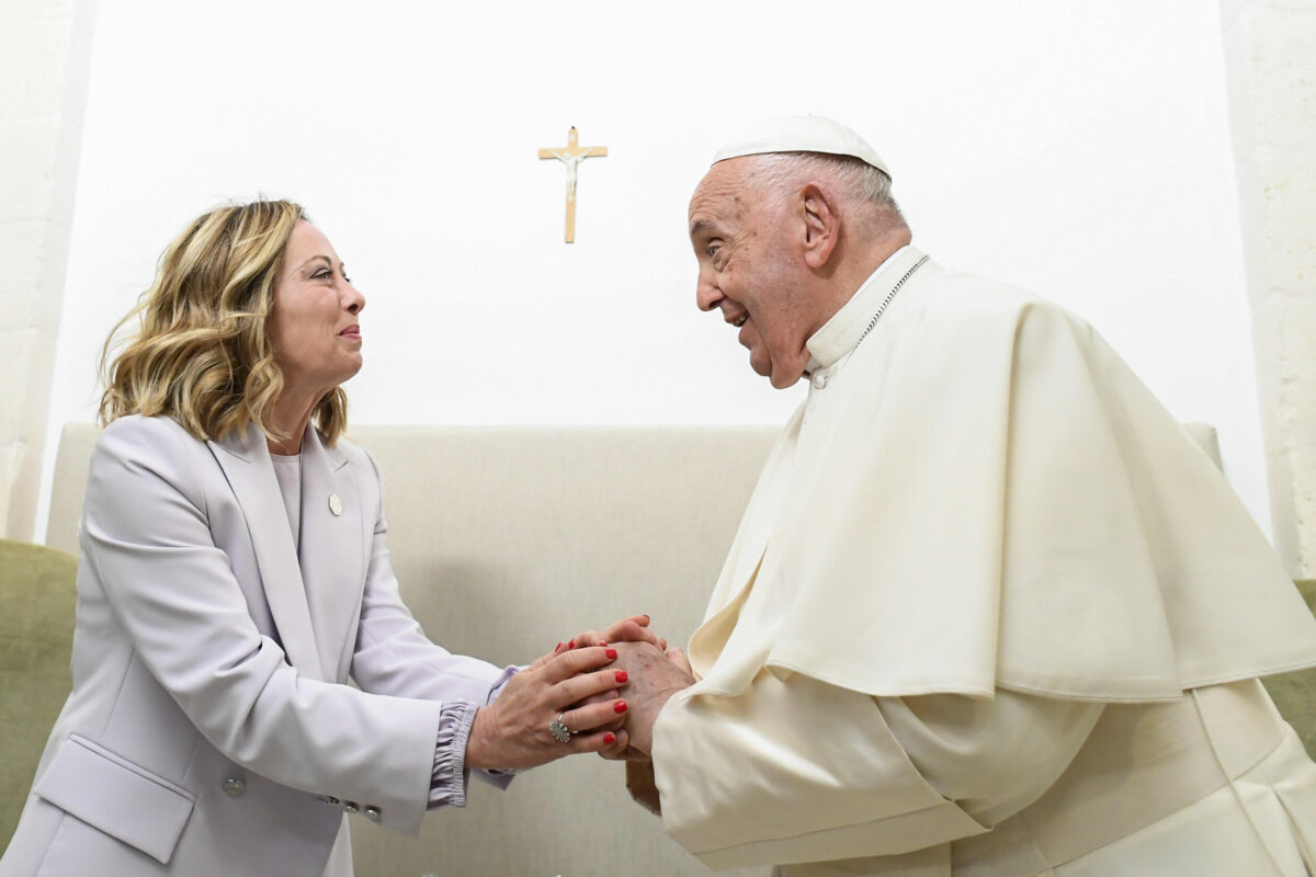 Da Donald Trump a Carlo d’Inghilterra, ecco chi ci sarà (e chi no) ai funerali di Papa Francesco