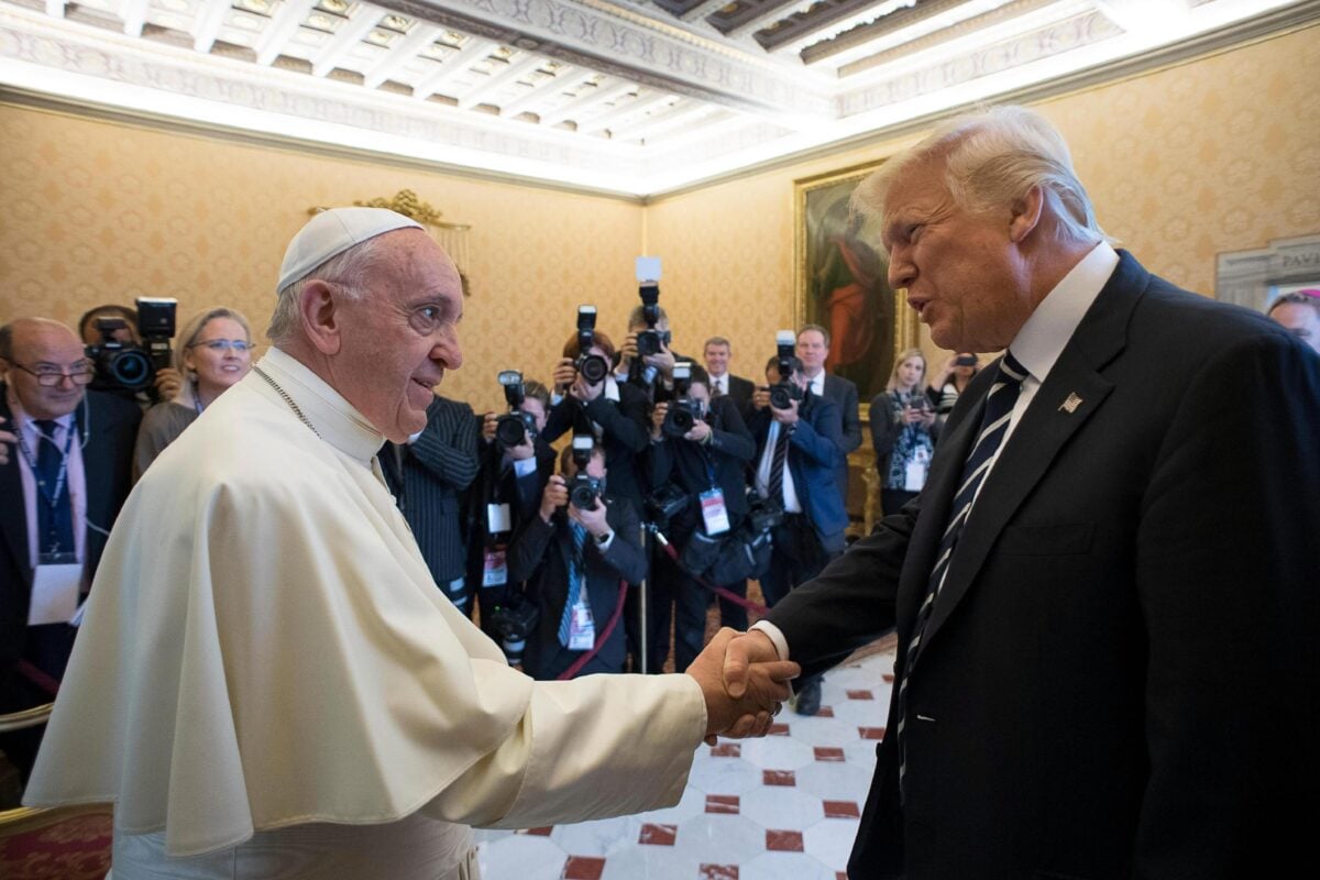Da Donald Trump a Carlo d’Inghilterra, ecco chi ci sarà (e chi no) ai funerali di Papa Francesco