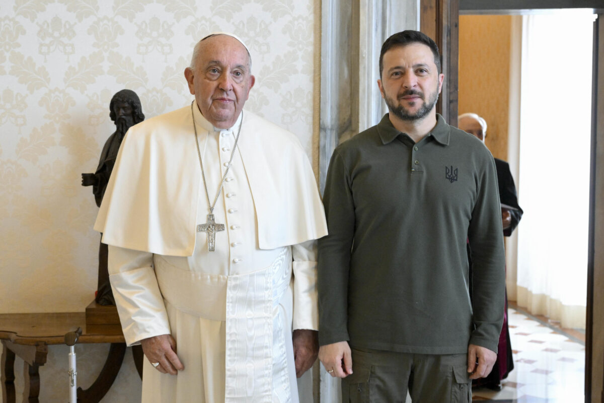 Da Donald Trump a Carlo d’Inghilterra, ecco chi ci sarà (e chi no) ai funerali di Papa Francesco