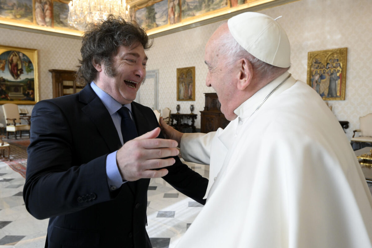 Da Donald Trump a Carlo d’Inghilterra, ecco chi ci sarà (e chi no) ai funerali di Papa Francesco