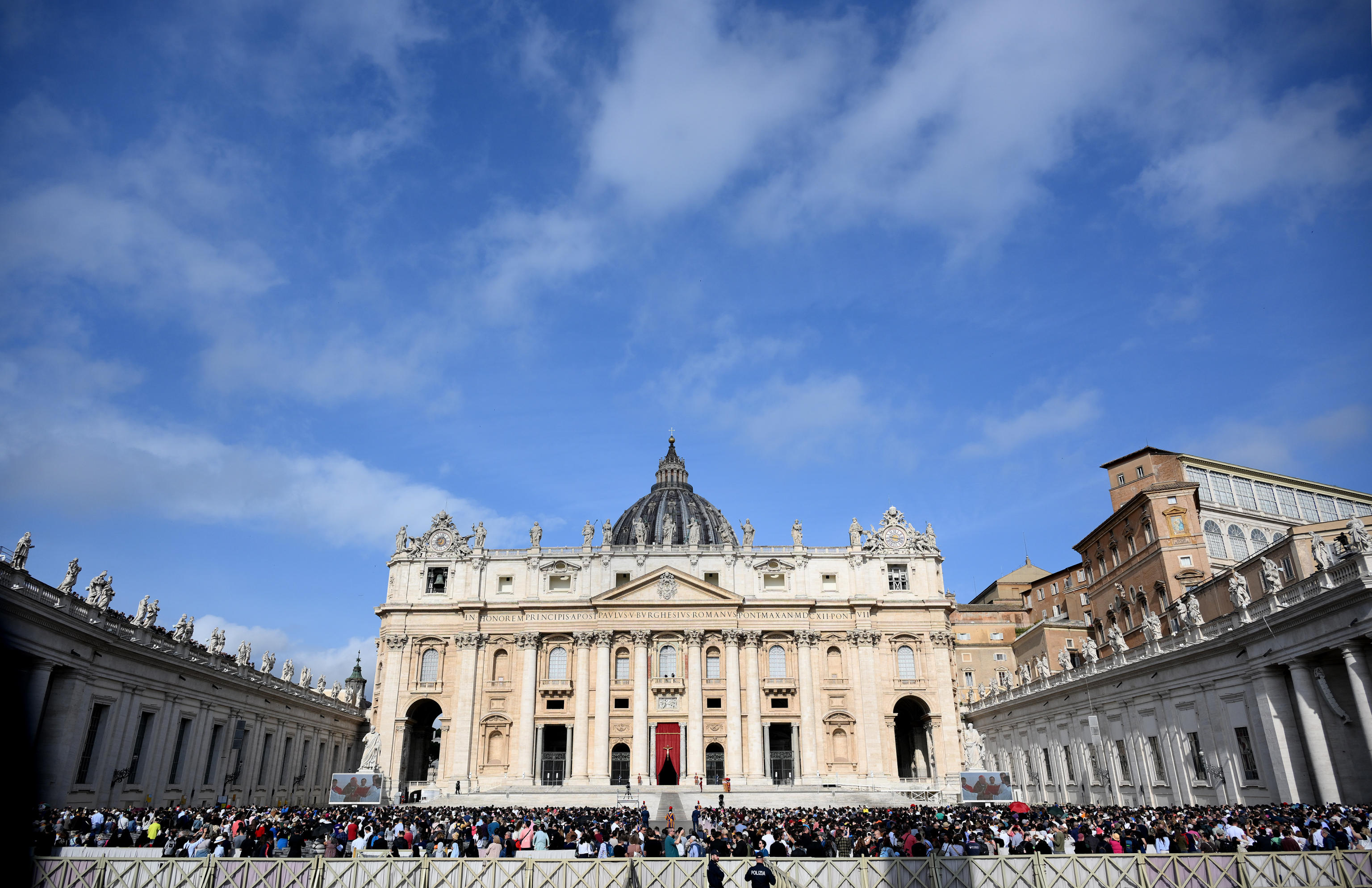 L’omaggio dei da Panorama.it L’omaggio dei fedeli a Papa Francesco In migliaia in San Pietro La diretta video