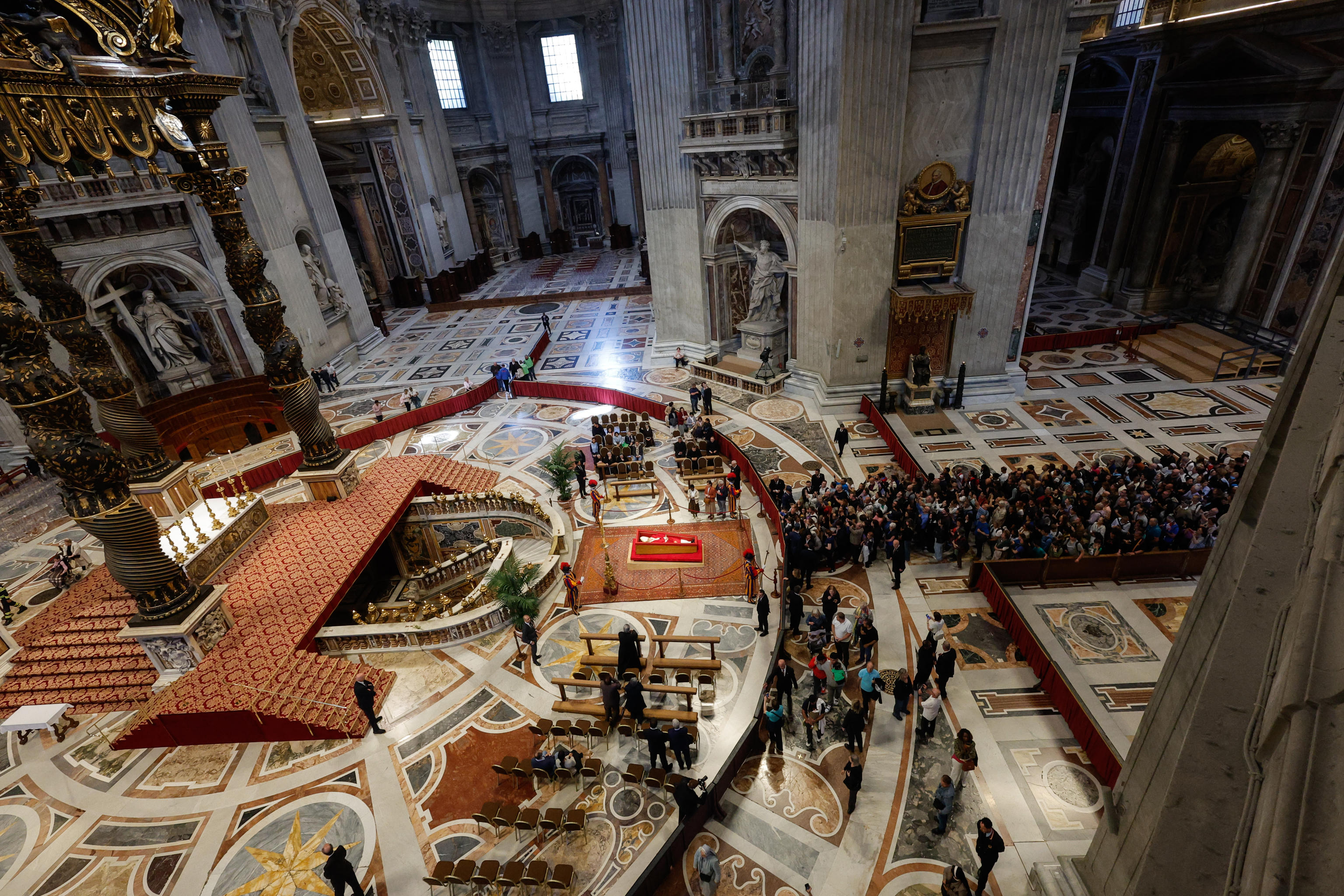 Addio Papa Francesco | Oltre 100.000 fedeli in San Pietro per l’ultimo saluto al Pontefice. Il Vaticano valuta l’apertura oltre le 24
