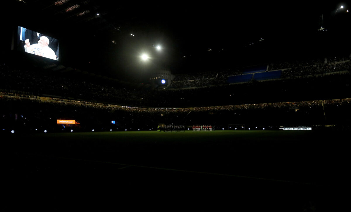 Silenzio e applausi, così la Serie A ha ricordato Papa Francesco negli stadi
