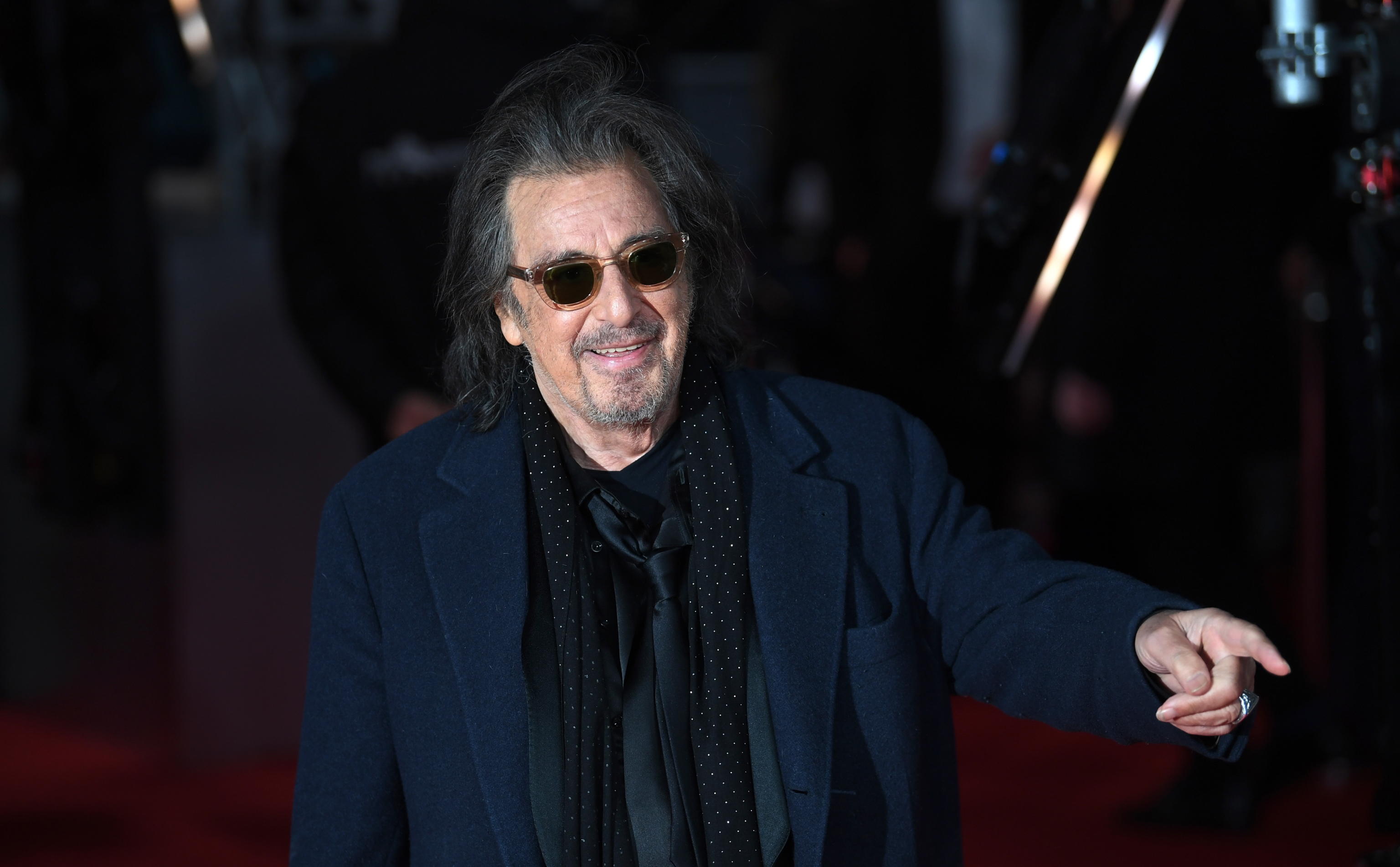 Al Pacino compie 85 anni: la sua carriera e i suoi look iconici